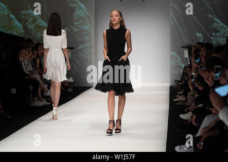 Berlin, Deutschland. 02 Juli, 2019. Ein Modell zu Fuß während Maisonnoee Sammlung an MBFW Berlin. Credit: Beata Siewicz/Pacific Press/Alamy leben Nachrichten Stockfoto