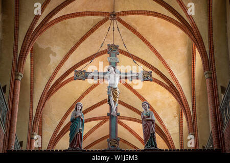 Hansestadt Havelberg, Deutschland. 06 Juni, 2019. Das Kreuz im Kirchenschiff des Doms St. Marien zu Havelberg. Der Dom, ursprünglich im romanischen Stil erbaut, stammt aus 1150. Auch das Kloster, das Kloster gehört, sagte in der zweiten Hälfte des 12. Jahrhunderts errichtet worden zu sein. Credit: Klaus-Dietmar Gabbert/dpa-Zentralbild/ZB/dpa/Alamy leben Nachrichten Stockfoto