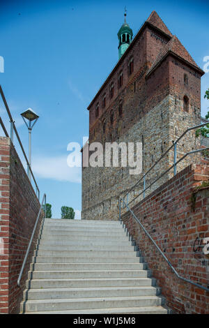 Hansestadt Havelberg, Deutschland. 06 Juni, 2019. Das Westgebäude des Doms St. Marien zu Havelberg. Der Dom, ursprünglich im romanischen Stil erbaut, stammt aus 1150. Auch das Kloster, das Kloster gehört, sagte in der zweiten Hälfte des 12. Jahrhunderts errichtet worden zu sein. Credit: Klaus-Dietmar Gabbert/dpa-Zentralbild/ZB/dpa/Alamy leben Nachrichten Stockfoto