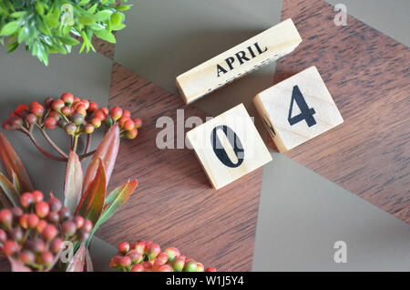 April Monat. Diamond Holz Tisch für den Hintergrund. Stockfoto