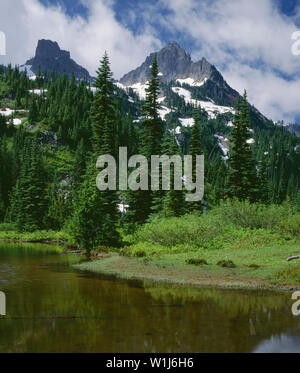 USA, Washington, Mt. Rainier National Park, das Schloss (links) und Pinnacle Peak (rechts) über Reflexion Seen. Stockfoto