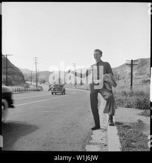 San Fernando, Kalifornien. Kraftheber - Wandern. Das Civilian Conservation Corps Junge ist wieder auf Lager über dreißig Meilen entfernt nach einem Wochenende Besuch bei seiner Familie in Los Angeles.; Allgemeine Hinweise: - in der Nähe von Newhall Pass (Ridge Route der Hwy 99) in Wellington, im Santa Susana Mountains im nördlichen San Fernando Valley, Los Angeles, Kalifornien (1940). Stockfoto