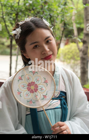 Chinesische Frau in traditioneller chinesischer Kleidung. In Chengdu, Sichuan, China fotografiert. Stockfoto