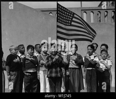 San Francisco, Kalifornien. Flagge der Treue versprechen im Raphael Weill öffentliche Schule, Geary und Buch. . .; Umfang und Inhalt: Der vollständige Titel für dieses Foto lautet: San Francisco, Kalifornien. Flagge der Treue versprechen im Raphael Weill öffentliche Schule, Geary und Buchanan Straßen. Kinder, die in Familien von japanischen Vorfahren waren mit ihren Eltern evakuiert und wird für die Dauer in War Relocation Authority Zentren, in denen Einrichtungen zur Verfügung gestellt werden, damit sie ihre Ausbildung fortsetzen untergebracht werden. Stockfoto