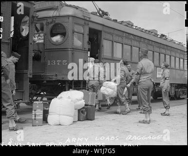 San Pedro, Kalifornien. Armee Militär Polizei Last das letzte Gepäck, die Evakuierten in der Japanischen. . .; Umfang und Inhalt: Der vollständige Titel für dieses Foto liest: San Pedro, Kalifornien. Armee Militär Polizei Last das letzte Gepäck vom Umsiedler japanischer Abstammung auf dem Zug. Diese umsiedler wurden zu Sammelstellen und von dort auf Krieg Relocation Authority Center gesendet. Stockfoto