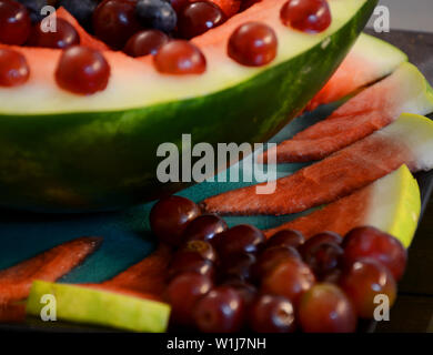 Schöne Wassermelone Obst Salat mit leuchtenden Farben Stockfoto