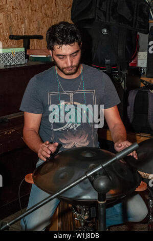 Junger Mann spielt das Hang, ein Musikinstrument in der idiophone Klasse Stockfoto