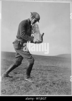 Leutnant Paul Wehr Cloud, noch Fahrer, fotografische Einheit mit 89th Division. In der Nähe von Kyllburg, Deutschland., 16.01.1919; Allgemeine Hinweise: Verwenden Sie Krieg und Konflikt Nummer 607 bei der Bestellung eine Reproduktion oder Anforderung von Informationen zu diesem Bild. Stockfoto