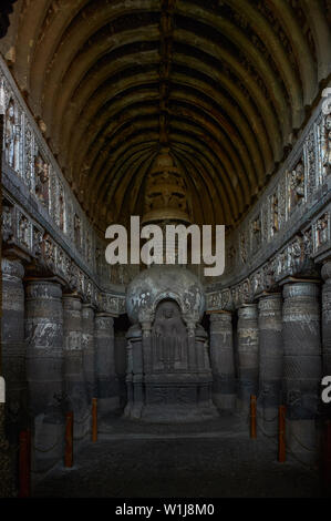 Höhle 19: Chaitya Interieur zeigt Buddhafigur über die Stupa stehen. Ajanta Höhlen, Aurangabad, Maharashtra, Indien Stockfoto