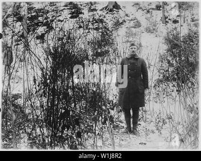 Sergeant Alvin C. York, 328 Infanterie, die mit Hilfe der 17 Männer, 132 deutsche Gefangene gefangen; zeigt Hügel, auf dem Raid stattfand [Oktober 8, 1918]. Argonne Forest, in der Nähe von Cornay, Frankreich., 02/07/1919; Allgemeine Hinweise: Verwenden Sie Krieg und Konflikt Nummer 498 bei der Bestellung eine Reproduktion oder Anforderung von Informationen zu diesem Bild. Stockfoto