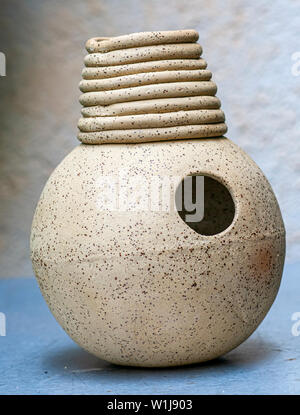 Handgefertigte Ton Udu.. Die Udu ist eine explosive Aerophone (in diesem Fall Implosiven) und einem idiophone der Igbo Nigerias. Tatsächlich einen Wasserkrug mit einer Stockfoto