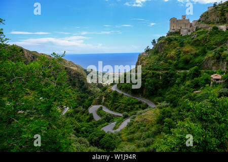 Die mittelalterliche Burg auf dem Gipfel des Monte Tauro, Taormina, Sizilien, Italien Stockfoto