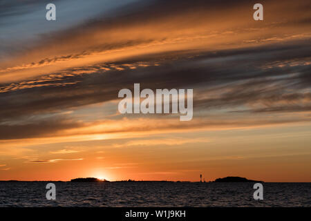 Sonnenaufgang am Bylandet Insel, Kirkkonummi, Finnland Stockfoto