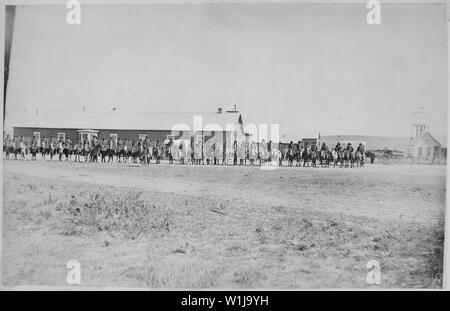 Sioux Indianische Polizei aufgereiht auf dem Pferd vor der Pine Ridge Agentur Gebäude, Dakota Territory, 08/09/1882 Stockfoto