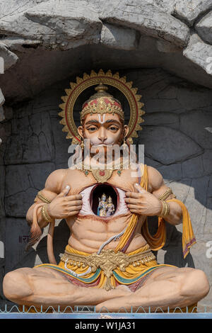 Hanuman Statue, Hindu Idol in der Nähe von Ganges, Rishikesh, Indien. Heilige Orte für Pilger. Statue, die schildern, Lord Hanuman öffnen seine Brust reißen und r Stockfoto