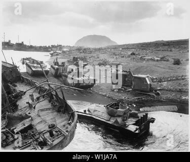 Zerschlagen von japanischen Mörtel und shellfire, durch Iwo der verräterische schwarze Asche Sands, amtracs und anderen Fahrzeugen des Krieges gefangen legen Sie auf dem schwarzen Sand von der vulkanischen Festung klopfte.; Allgemeine Hinweise: Verwenden Sie Krieg und Konflikt Nummer 1220 bei der Bestellung eine Reproduktion oder Anforderung von Informationen zu diesem Bild. Stockfoto