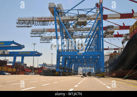 Containerumschlag Kran. Hafen von Haifa, Haifa, Israel Stockfoto