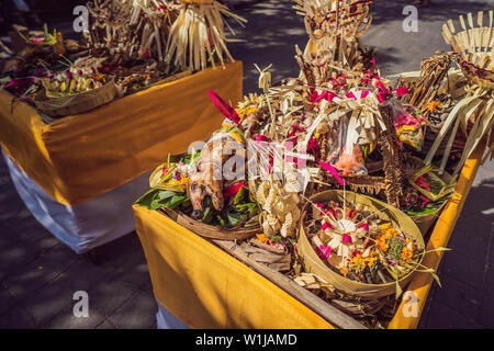 Bade Einäscherung Turm mit traditionellen balinesischen Skulpturen der Dämonen und Blumen in der Central Street in Ubud, Insel Bali, Indonesien. Für eine vorbereitet Stockfoto