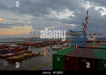 Ashdod, Israel - 02 Dezember, 2015: Blick auf Ashdod Hafen Container Terminal, Kraftwerk und mediterrane Küste in den frühen Morgenstunden Stockfoto