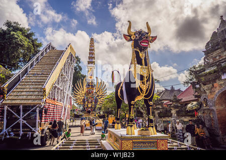Ubud, Bali, Indonesien - 22. April 2019: Royal Einäscherung Zeremonie prepation. Balinesischen Hindus religion Prozession. Bade und Lembu Black Bull Symbol für Stockfoto