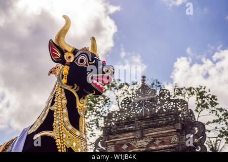 Bade Einäscherung Turm mit traditionellen balinesischen Skulpturen der Dämonen und Blumen in der Central Street in Ubud, Insel Bali, Indonesien. Für eine vorbereitet Stockfoto