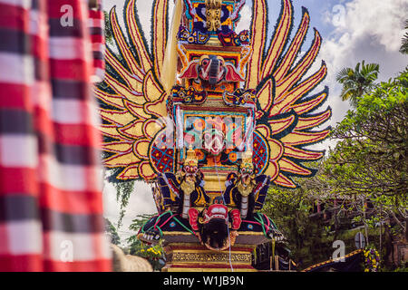 Bade Einäscherung Turm mit traditionellen balinesischen Skulpturen der Dämonen und Blumen in der Central Street in Ubud, Insel Bali, Indonesien. Für eine vorbereitet Stockfoto