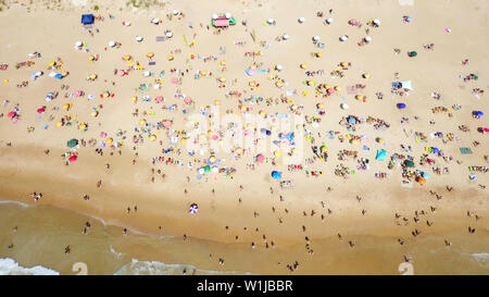 Überfüllten, öffentlichen Strand mit bunten Sonnenschirmen, Luftbild. Stockfoto