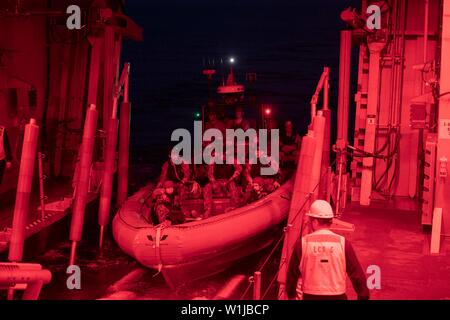 190626-N-KK 394-091 ATLANTIK (26. Juni 2019) Segler auf den Besuch, Board, Durchsuchung und Beschlagnahme (VBSS) Team der Freiheit-Klasse USS Milwaukee Littoral Combat Ship (LCS 5) Durchführung von vbss Ausbildung zugewiesen. Milwaukee unterwegs ist die Durchführung von routinemäßigen Übungen in den Atlantischen Ozean. (U.S. Marine Foto von Mass Communication Specialist 2. Klasse Anderson W. Zweig / freigegeben) Stockfoto