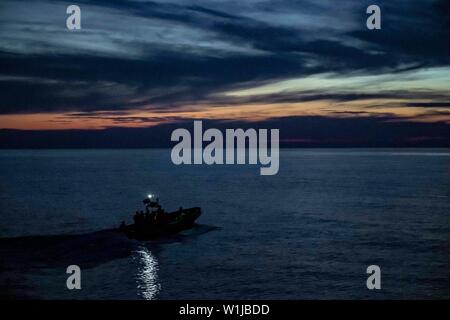 190626-N-KK 394-110 ATLANTIK (26. Juni 2019) Segler auf den Besuch, Board, Durchsuchung und Beschlagnahme (VBSS) Team der Freiheit-Klasse USS Milwaukee Littoral Combat Ship (LCS 5) Durchführung von vbss Ausbildung zugewiesen. Milwaukee unterwegs ist die Durchführung von routinemäßigen Übungen in den Atlantischen Ozean. (U.S. Marine Foto von Mass Communication Specialist 2. Klasse Anderson W. Zweig / freigegeben) Stockfoto