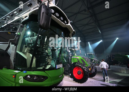 Marktoberdorf, Deutschland. 02 Juli, 2019. Neue Modelle von traktorenhersteller AGCO/Fendt sind bei der jährlichen Pressekonferenz des Traktors Hersteller ausgestellt. Foto: Karl-Josef Hildenbrand/dpa/Alamy leben Nachrichten Stockfoto