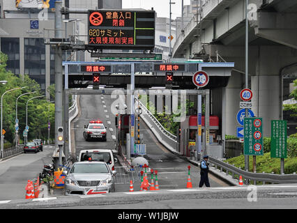Polizisten sperren Sie den Eingang auf der Schnellstraße in Richtung der Staats- und Regierungschefs der G20-Gipfel Schauplatz in Osaka, Japan, am 29. Juni 2019. Quelle: LBA/Alamy leben Nachrichten Stockfoto