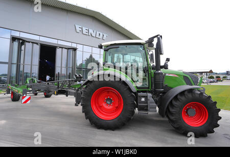 Marktoberdorf, Deutschland. 02 Juli, 2019. Ein Traktor steht an der jährlichen Konferenz der AGCO/Fendt Traktor Hersteller Sitz des Unternehmens. Foto: Karl-Josef Hildenbrand/dpa/Alamy leben Nachrichten Stockfoto