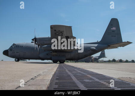 Mitglieder des 179Th Airlift Wing, Mansfield, Ohio, versammelten Glückwünsche und Abschied von 179Th AW Commander Col. Allison C Miller Juni 26, 2019 zu bieten, an der 179th Airlift Wing. Miller nahm ihr letzter Flug in einer C-130H Hercules, bevor sie fortfährt, in der Florida Air National Guard als Leiter der Division Mobility an der 601St Air Operations Center der Tyndall Air Force Base zu führen. (U.S. Air National Guard Foto von Airman 1st Class Alexis Furt) Stockfoto