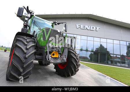 Marktoberdorf, Deutschland. 02 Juli, 2019. Ein Traktor steht an der jährlichen Konferenz der AGCO/Fendt Traktor Hersteller Sitz des Unternehmens. Foto: Karl-Josef Hildenbrand/dpa/Alamy leben Nachrichten Stockfoto