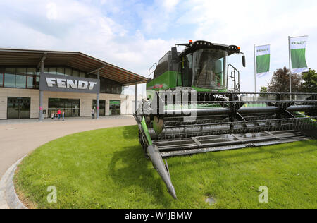 Marktoberdorf, Deutschland. 02 Juli, 2019. Die Maschine ist bei der jährlichen Konferenz der AGCO/Fendt Traktor Hersteller Sitz des Unternehmens. Foto: Karl-Josef Hildenbrand/dpa/Alamy leben Nachrichten Stockfoto