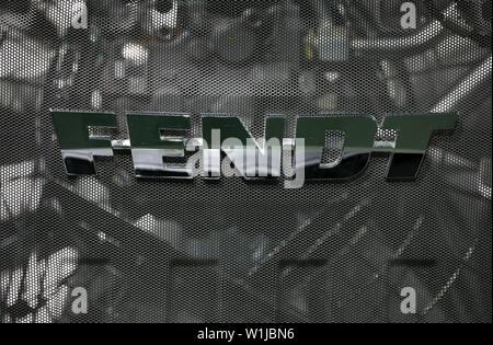 Marktoberdorf, Deutschland. 02 Juli, 2019. Das Logo der Traktorenhersteller AGCO/Fendt, bei der Jahrespressekonferenz des Traktors. Foto: Karl-Josef Hildenbrand/dpa/Alamy leben Nachrichten Stockfoto