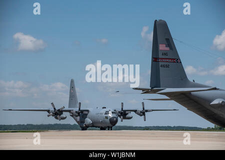 Mitglieder des 179Th Airlift Wing, Mansfield, Ohio, versammelten Glückwünsche und Abschied von 179Th AW Commander Col. Allison C Miller Juni 26, 2019 zu bieten, an der 179th Airlift Wing. Miller nahm ihr letzter Flug in einer C-130H Hercules, bevor sie fortfährt, in der Florida Air National Guard als Leiter der Division Mobility an der 601St Air Operations Center der Tyndall Air Force Base zu führen. (U.S. Air National Guard Foto von Airman 1st Class Alexis Furt) Stockfoto