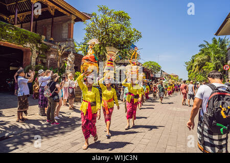Ubud, Bali, Indonesien - 22. April 2019: Royal Einäscherung Zeremonie prepation. Balinesischen Hindus religion Prozession. Bade und Lembu Black Bull Symbol für Stockfoto