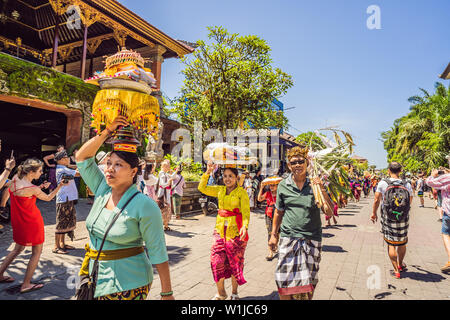 Ubud, Bali, Indonesien - 22. April 2019: Royal Einäscherung Zeremonie prepation. Balinesischen Hindus religion Prozession. Bade und Lembu Black Bull Symbol für Stockfoto