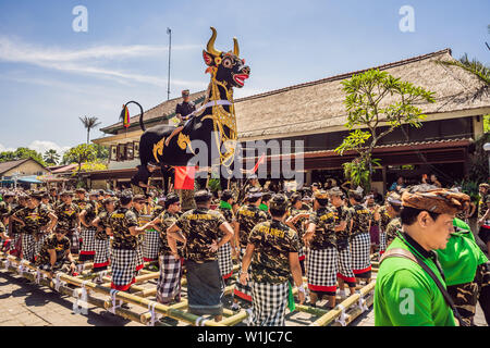 Ubud, Bali, Indonesien - 22. April 2019: Royal Einäscherung Zeremonie prepation. Balinesischen Hindus religion Prozession. Bade und Lembu Black Bull Symbol für Stockfoto