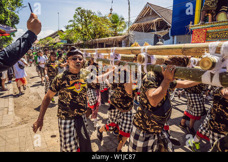 Ubud, Bali, Indonesien - 22. April 2019: Royal Einäscherung Zeremonie prepation. Balinesischen Hindus religion Prozession. Bade und Lembu Black Bull Symbol für Stockfoto