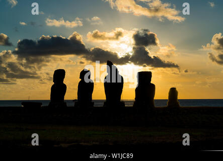 Silhuette von Ahu Vai Uri in der archäologischen Stätte Tahai auf der Osterinsel bei Sonnenuntergang Stockfoto