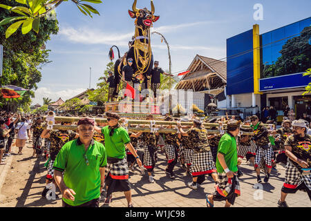 Ubud, Bali, Indonesien - 22. April 2019: Royal Einäscherung Zeremonie prepation. Balinesischen Hindus religion Prozession. Bade und Lembu Black Bull Symbol für Stockfoto