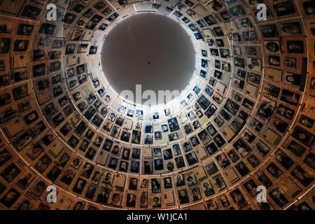 Yad Vashem, Jerusalem, im wahrsten Sinne des Wortes, Denkmal und Name, ist das Gedenken an die sechs Millionen Juden während des Holocaust im Zweiten Weltkrieg ermordet. Und ein Res Stockfoto