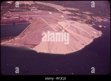 Takonit BERGEMATERIAL AUS DEM BERGBAU FIRMA WERK IN SILVER BAY SIND ENTLADEN IN LAKE SUPERIOR Stockfoto