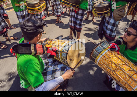 Ubud, Bali, Indonesien - 22. April 2019: Royal Einäscherung Zeremonie prepation. Balinesischen Hindus religion Prozession. Bade und Lembu Black Bull Symbol für Stockfoto