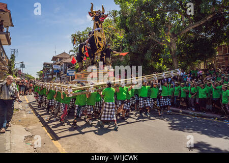Ubud, Bali, Indonesien - 22. April 2019: Royal Einäscherung Zeremonie prepation. Balinesischen Hindus religion Prozession. Bade und Lembu Black Bull Symbol für Stockfoto