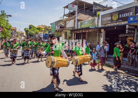 Ubud, Bali, Indonesien - 22. April 2019: Royal Einäscherung Zeremonie prepation. Balinesischen Hindus religion Prozession. Bade und Lembu Black Bull Symbol für Stockfoto