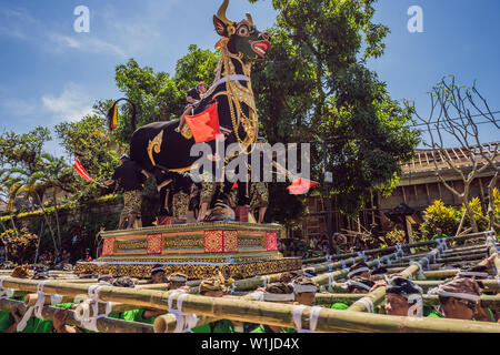 Ubud, Bali, Indonesien - 22. April 2019: Royal Einäscherung Zeremonie prepation. Balinesischen Hindus religion Prozession. Bade und Lembu Black Bull Symbol für Stockfoto