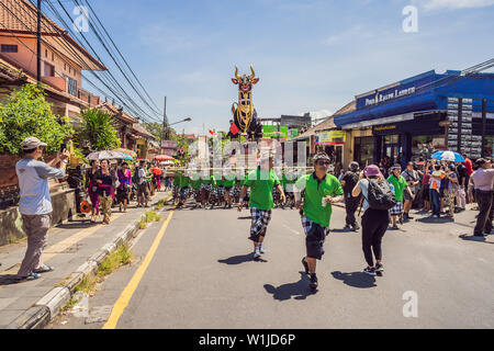 Ubud, Bali, Indonesien - 22. April 2019: Royal Einäscherung Zeremonie prepation. Balinesischen Hindus religion Prozession. Bade und Lembu Black Bull Symbol für Stockfoto